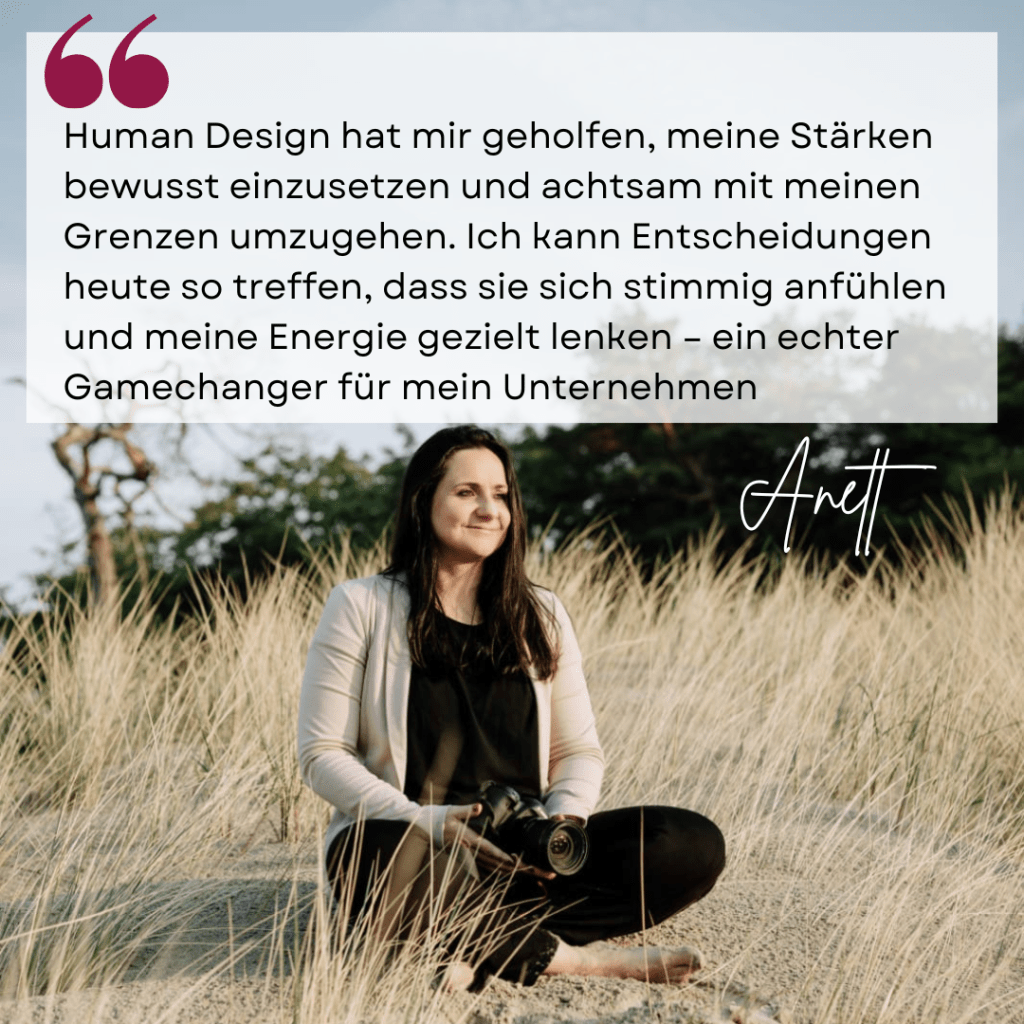 Das Bild zeigt die Unternehmerin Anett Petrich wie sie am Strand sitzt und glücklich darüber ist, dass sie sich für human design entschieden hat